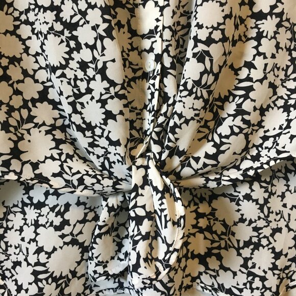 Denver Hayes B&W Floral Chiffon Flutter Sleeve Tie Hem Button Up Blouse - Picture 7 of 16